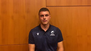 🎤🏉🇹🇩 Aflat la prima participare la un Campionat European de rugby XV, Alexandru Ionuț Sava a fost în cele două meciuri ale României U20, transformerul echipei, dar și cel care a coordonat jocul, prin pasele date lansându-și colegii spre eseu, așa cum s-a întâmplat și în partida de ieri. 💬 Mijlocașul la deschidere al Stejăreilor povestește despre cum a fost competiția până acum și următorul meci, ultimul, de la Europeanul de U20, cu Polonia. #RugbyRomania | Rugby Romania