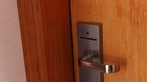 「キーカードを持つドアを開けた女性」の動画素材（ロイヤリティフリー）22277308 | Shutterstock