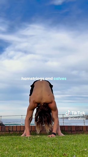 6 Minute mobility flow | do this every morning 👇🏾 Boost your energy and blood flow with this morning routine! 1 minute each exercise ⬇️ 1. Downward walks 2. Alt High plank kick back to runners lunge 3. Alt high plank to Cossack lunge 4. Deep squat shifts 5. Deep squat raises 6. Elephant walks Finish by internalising your fingers, pushing tall and arching the back. Gently exhale and lower the arms 👏🏽 mobility #fitness #flexibility #6min #workout #movement #training #health #physicaltherapy #e