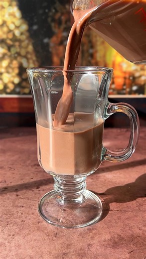 Make my Homemade Hot Chocolate this season ☕️ There is no sweeter time of year to be around your loved ones making new memories, all while celebrating cherished family traditions cozying up on the couch with a delicious cup of hot chocolate. I am using my favourite sugar by @redpathsugar — Redpath is sustainably sourced and ethically grown which means that the raw cane sugar comes from suppliers who respect and work towards the highest environmental and social standards. I can honestly say, it’s