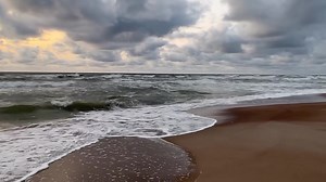 Pirmasis spalio saulėlydis 🌅 Jūra rudeniškai išsisupus ir debesys apsunkę. Video: Laimute Junduliene #klaipeda | Klaipėda, aš su tavim