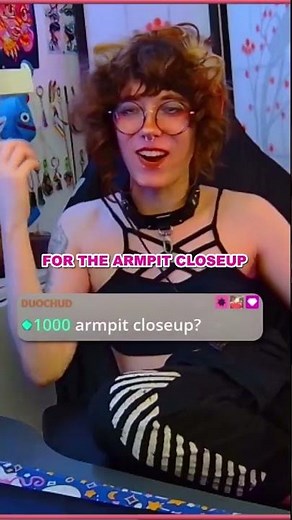 Femboy shows an armpit for 1000 bits