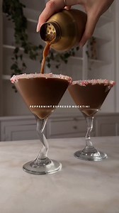 PEPPERMINT ESPRESSO MOCKTAIL 🎄☃️🍸 We’re loving this festive holiday mocktail ✨ (via @olivianoceda) Ingredients (SAVE for later 💌) ✨.5oz chocolate sauce ✨.5oz maple syrup ✨2 oz non-alcoholic liquor ✨2 shots espresso ✨4oz milk of choice (i used almond) ✨a couple drops peppermint extract ✨sprinkle of cinnamon ✨white chocolate candy canes (to garnish) Directions 📝 1️⃣ melt white chocolate crush candy canes 2️⃣ rim your glass and chill in the freezer 3️⃣ add chocolate sauce, maple syrup, non-alco