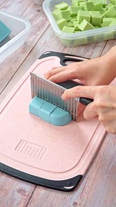 🌿Vượt lười chăm vào bếp hơn nhờ món chè Khúc Bạch siêu dễ làm. Tham khảo ngay cách nấu siêu dễ lại tiết kiệm thời gian ở video dưới đây cả nhà nhé! ---------------------------- ❤️ Nguyên liệu trong 1 set chè khúc bạch sẽ gồm có: 1 túi bột làm chè khúc bạch 1 túi bột kem whipping cream 1 túi hạnh nhân 1 túi hạt chia 1 túi long nhãn 1 túi bột matcha cao cấp để tạo mùi và màu 1 túi bột cacao1 túi đường phèn 1 túi hoa đậu biếc Mỗi set cả nhà sẽ làm được từ 15 - 20 chén chè khúc bạch mát rượt với 4 