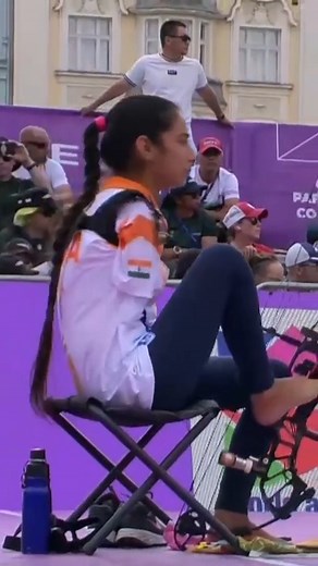 Amazing feat* feet! 🏹 🦶🏽 India’s sixteen-year-old armless archer Sheetal Devi won a silver medal at the Para Archery World Championships recently. She fires the bow with her feet. The arrow is attached to her shoulder. #ParaArchery World Archery | Paralympic Games