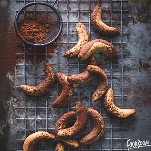Crumbly, buttery, decadent vanilla cookies with tonka bean.... Need we say more? With natural sweetness from honey, and a bit of chocolate on top, these cookies are simply perfect for any holiday or to accompany your coffee ☕️ | FOODBOOM | Facebook