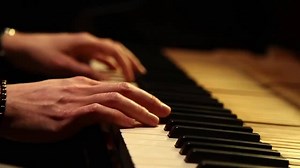 Musik. Nur Dunkelheit und Musik... Martin on Tour: http://tinyurl.com/martinskonzerte | Martin Herzberg