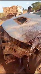 ACIDENTE NA ESTRADA MT199 Foi hoje a tarde nesta sexta-feira (10), um acidente envolvendo uma caminhonete Hilux cor prata e caminhão vermelho bateu de frente. Veja o vídeo... Segunda informação o condutor da caminhonete é o Sr. TIÃO Eletricista morador da Gleba Ritinha. | Toledo Noticias - Vila Bela da Ss. Trindade