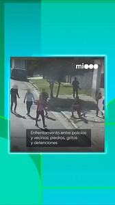 🔴 VIOLENCIA URBANA 💥 Un violento enfrentamiento se desató el domingo por la tarde en barrio Müller, luego de que las cámaras del 911 captaran a un hombre manipulando un arma de fuego, en el marco de una riña. 📍 El hecho ocurrió en una casa ubicada en calles Azcuénaga y Antonio Machado. ℹ️ El sospechoso de 28 años fue aprehendido en el lugar junto al secuestro de varias vainas. Seguí informándote en cordoba.mitelefe.com 🔵🟢🔴 #Córdoba #TelefeCórdoba #Noticias #Müller #barrioMüller #violencia 