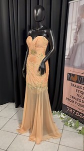 ¡Vestido en color ‘champagne’ con detalles en encajes y pedrería! ✨ ¡Es tipo ‘bustier’ y ayuda a estilizar la figura! ¡Hermoso! ¡Disponible en talla 6! ❤️✨ #puertorico #trajesdefiesta #bodaspuertorico | Noviabella | Facebook