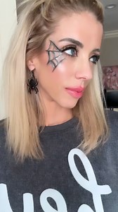 Easy spider web eyeliner!! 🕷️ #easymakeup #spidermakeup #spiderwebs #eyelinertutorial #momcostume #easyhalloweenmakeup #costumemakeup | Chelsey Gobbo