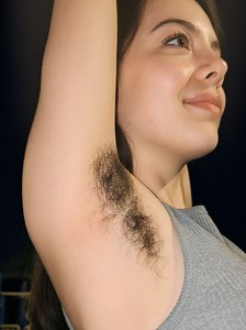 Armpit hair stays 🖤 Not shaving this summer… or ever again. Feels good to just exist naturally #naturalgirl #armpit #hairygirl #sobaco #armpithair