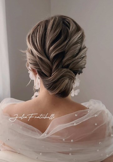 Elegante Kordel-Frisur für kurzes, strapaziertes Haar