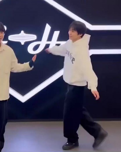 #FirstSnowChallenge #XIUMIN | XIUMIN 시우민