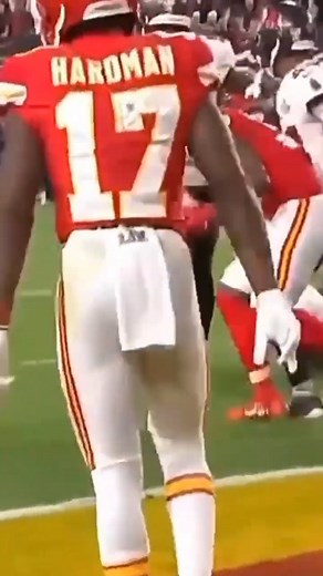 69K views · 576 reactions | PATRICK MAHOMES CRAZY THROW . . . . . . . . . #patrickmahomes #NFL #quarterback #kansascitychiefs #superbowl #americanfootball | Arrowhead Army | Facebook