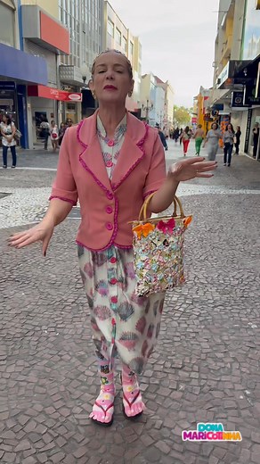 Bom diaa, môx quiriduxx!! Sextou e eu já vim logo cedinho pra cidade, que hôx é dia de receber o ordenado 🤑 e já trouxe o Tibério pra fazer o exame, né? Tem que se cuidar, estamos no Novembro Azul. 💙 . . Produção: @christopherhister Comercial: producaomaricotinha@gmail.com | Dona Maricotinha