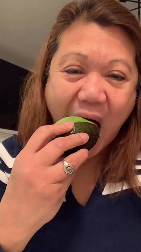 Avocado are rich in monou saturated fats wich can help bad cholesterol LdL and higher good cholesterol HDL high level of potassium ang high level of antioxidants regulate blood pressure and aiding in weight management. They are also rich in essential nutrients like potassium, folate, vitamins C, E, and K, and various antioxidants, which contribute to eye, brain, and bone health. #healthyfood #fruitlivers #fbpost #fbreels #everyonefollowers #highlights | Evelyn Sanchez Espanola