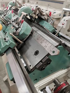 [Hot Item] Auto Placket Flat Bed Knitting Machine with Double Heads for Cardigan/Sweater Placket Making