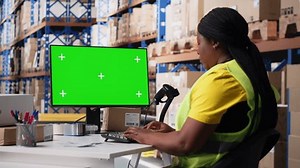 Logistik Mitarbeiter organisieren Pakete in der: Stockvideos & Filmmaterial (100 % lizenzfrei) 3841325049 | Shutterstock