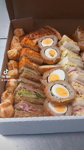 birthday buffet and matching cake and cupcakes | Big Mo’s Cake Shop on the Corner