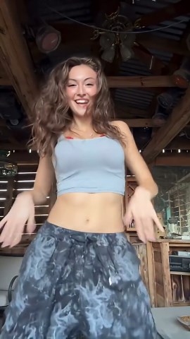 Impressive model demonstrates a unique and unconventional ab workout