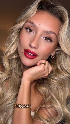 Chloé Bleinc on Instagram: "AD. My perfect lips shades 💋 Iconic Nude & 90s Pink ou Savage Rose & Cinematic Red @charlottetilbury"