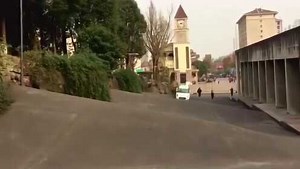 四川美院“波浪路”迎新 川美的路“崎岖不平”