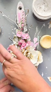 •I love altering paintbrushes, my collection is growing and growing! Prima’s NSD challenge was fun! Yellow ✔️ Gold glitter ✔️ Finnabair Stencil ✔️ Found object (sticks from the yard) ✔️ So many pretty layers! I love it 💗 #668549 In Full Bloom SIIC #670214 In Full Bloom Flowers Sun Kissed Calm#668495 In Full Bloom 12 x 12 paperpad #664534 Postcards From paradise flowers Blissful #664510 PFP flowers May Flowers#662288 PFP chipboard #662318 PFP Ephemera#969745 Finnabair Art Deco stencil #primamark