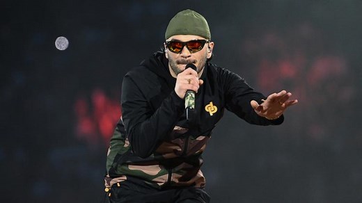 Concert de Jul au Stade de France : arrivée dans les airs, feu d’artifice, hommage à Mathys… Les meilleurs moments de la performance du rappeur marseillais à Paris