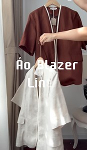 🍂🍂 BLAZER ngắn tay Linen viền Ren – lựa chọn tinh tế cho những ngày giao mùa. Thoáng mát nhưng vẫn đủ thanh lịch, viền ren nhẹ nhàng tạo điểm nhấn duyên dáng. Dễ phối – từ quần jeans, váy midi đến quần short đều hợp. Một chiếc áo khoác nhỏ xinh nhưng mang lại khí chất sang thu rất riêng. ✨ ------- Website : lamlinen.vn #lamlinen #linenclothing #linenclothes #linendress #ootd #linenoutfits #macxanh #thoitranglinen #thoitrangcaocao #thoitrangthietke #purelinen #nghienlinen #phoido #viral #macdep