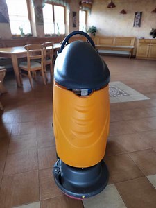 SAMOHODNI ČISTILNO SESALNI STROJ TASKI SWINGO 755B