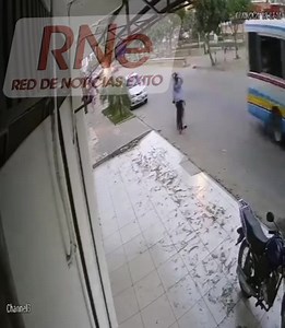 1.4K views · 12 reactions | #SantaCruz ACCIDENTE DE TRÁNSITO QUEDA GRABADO POR CÁMARAS DE SEGURIDAD DE UN DOMICILIO, UNA MUJER Y SU HIJA RESULTARON GRAVEMENTE HERIDAS, SUCEDIÓ EN LA ZONA DEL PLAN 3000. noticia en desarrollo | Radio Éxito Santa Cruz | Facebook