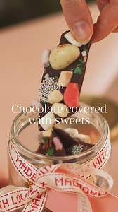 Easy Christmas recipe 🤎 Create an easy, delicious Christmas treat with chocolate and sweets. Perfect as a hostess gift or for dessert on Christmas Eve. Find the guide for this DIY project on the sisters’ website https://sostrenegrene.com/ie/diy | Søstrene Grene