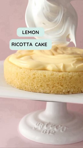 Citron, denne Lemon Ricotta Cake, er en deilig luftig sitronkake med lemon curd og fluffy marshmallow på toppen. Så perfekt, en ekte solstrålekake! Ideell til 17. mai. 🇳🇴Du finner oppskriften i Love Manuela-appen 📲under kakekategorien. Ha en nydelig dag!🌸#cake #cakeRecipes #baking #lemonCakes #frosting #buttercream #lovemanuelapp#frosting | passionforbaking.com