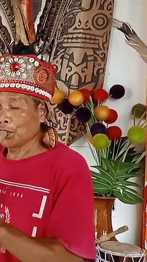 LIHAT !!CARA ORANG DAYAK MEMAINKAN SULING