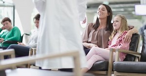 「待合室で医師と話をする母子」の動画素材（ロイヤリティフリー）27705157 | Shutterstock