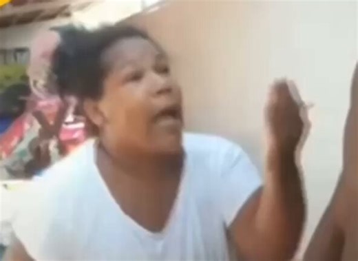fez a apple music mudar as diretrizes para beneficiar pequenos artistas retirou o catalogo do spotify em protesto a politica de pagamento e negociou diretamente com o diretor do spotify para beneficiar os artistas e agora isso. IMPACTO