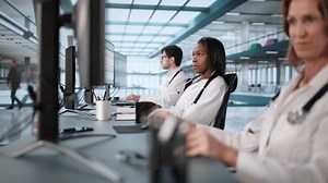 Medizinisches Team, das Rechnungscodes und -codes: Stockvideos & Filmmaterial (100 % lizenzfrei) 3734867599 | Shutterstock