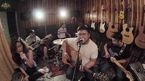 Kung sino sino pang tinatawagan mo andito lng naman ako..." Nakaranas ka na bang maging takbuhan? hospital, ospital ng pusong sugatan? Yung mga moments na kitang kita mo kung pano siya sinasaktan samantalang ikaw, andiyan lang parati, handa maging sandalan... Mahirap man ang sitwasyon ninyo, ang mahalaga lang sayo is ung kahit papano, napapawi mo ung lungkot at sakit ng puso niyang sawi, kahit sa konting sandali, bakit nga ba kasi di niya makita? na anjan ka lang, ganun ba talaga kahirap sabihin