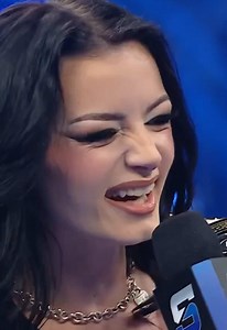 Paige Returns Home with Brie Bella - WWE SmackDown