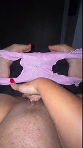 Je montre mon cameltoe en gros plan POV en short court à l'aube (pyjama court touchant ma chatte crémeuse)