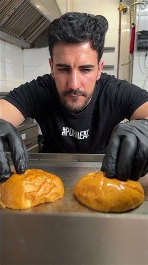 Manual. Artesanal. Brutal.Así es como nos gusta hacerla.HANDJOB 🍔 Nuestra burger, claro. 😏
