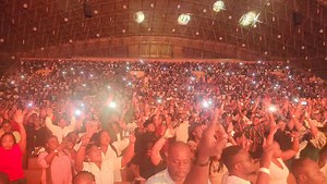 22K views · 2.6K reactions | @derekjonesofficiel Derek-Jones Hier, pendant le concert historique du chantre Derek-Jones, quand il a entonné un de ses nouveaux chants, je me surpris à crier "LUI LÀ, IL EST FORT". Les amis, LE GARS LÀ EST OINT ! DIEU EST AVEC LUI. Il est vraiment sous l'onction de son père spirituel. J'ai été béni. Magnifique concert. | Pasteur VAZ FERNANDES Frédérick | Facebook