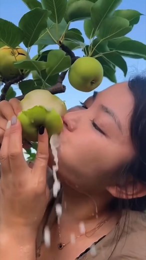 But why Anna Lin gotto do the Apple like that 🍏😩 #Apple #Eat #Foodie #Cameraman | Olima Omega