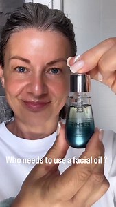 ✅ Who Should Use Facial Oil: 1. Dry or Dehydrated Skin •Why: Facial oils help lock in moisture & prevent water loss. 2. Mature or Aging Skin •Why: Oils can help improve elasticity, soften fine lines & provide a natural glow. 3. Combination Skin •Why: Certain lightweight oils can balance sebum production without clogging pores. 4. Sensitive or Inflamed Skin • Why: Calming oils can reduce redness and irritation. A little goes a long way — 2–3 drops are usually enough , comment below for what facia