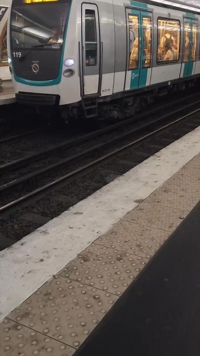 #Paris #France 🇫🇷 metro 9 | France paint work