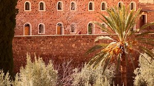 「その建物はセントキャサリン修道院の塀に囲まれている。」の動画素材（ロイヤリティフリー）23520109 | Shutterstock