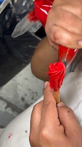 🌸 Celebrating the timeless artistry of buttercream flowers! 🍰 For years, buttercream artists have woven magic with their piping bags, creating stunning floral masterpieces in diverse styles. From classic roses to modern abstract blooms, the world of buttercream blooms is as vast as it is beautiful. 🎨✨ Let's take a sweet journey through the evolution of buttercream floral artistry! 🌷💖 Whether you're into intricate details or embracing a minimalist approach, there's a buttercream bloom for ev