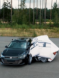 事故が起きる可能性を予測し、​ 乗員保護に備える先進システム⚠️​ ​ 事故が起きた瞬間だけでなく、その前の一瞬にも、守るための備えを。今回は先進安全技術「プロアクティブ・オキュパント・プロテクション*」のご紹介です。​ ​ 急制動や極端なオーバーステア/アンダーステアによって発生しうる事故の可能性を検出すると、即座にシートベルトのテンションを高めます。同時にウインドーを閉じ、万が一の衝突が起きた際、各エアバッグが最大限の効力を発揮できるように備える機能。​ ​ 乗る人を守るために、できることを一歩先まで。そんなフォルクスワーゲンの安全への想いを形にした性能です。​ ​ ------------------------------------​ * 動画は演出上のイメージを含みます。本機能は、走行中に事故が起きる可能性を検出した場合に、乗員保護機能の作動に備えるシステムです。​ * グレードにより装備の設定が異なります。またオプション設定の場合がございます。詳細につきまして各モデルサイトをご確認ください。​ ​ #安全機能​ #プロアクティブオキュパントプロテクション​ #乗員保護​