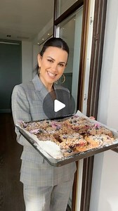 Viktoria Lauterbach on Instagram: "☀️ Die Sonne strahlt am Himmel und wir lassen es uns an diesem wundervollen Sonntag so richtig gutgehen mit einem himmlischen Streusel Blechkuchen, der mit einer bunten Vielfalt an saftigen Beeren und knusprigen Walnüssen verziert ist.  Einfach ein Genuss für alle Sinne! #Sonntagsglück #Beerenparadies #Walnussliebe #Kuchenzauber #Genusspur #süßundherbmitviktoria #streuselkuchen #obstkuchen"